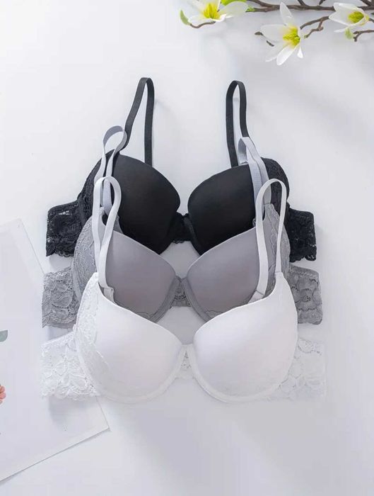 Дамски сутиени - 3 броя, различни цветове - обща цена 21,00 лв.