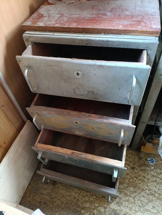 Продам в с вязи с переездом стол для инструментов и ящик