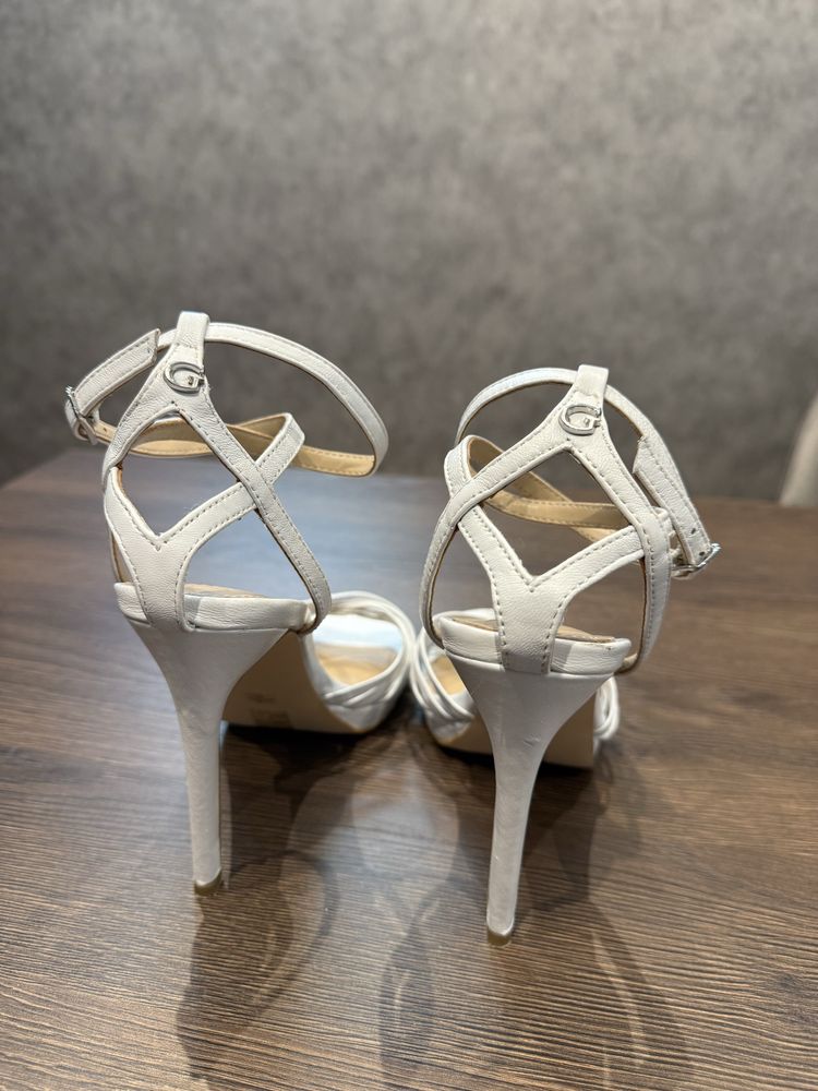 Кожени обувки GUESS на тока 10,5 см , 35 р