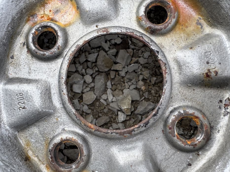 гуми с джанти комлект с тасове