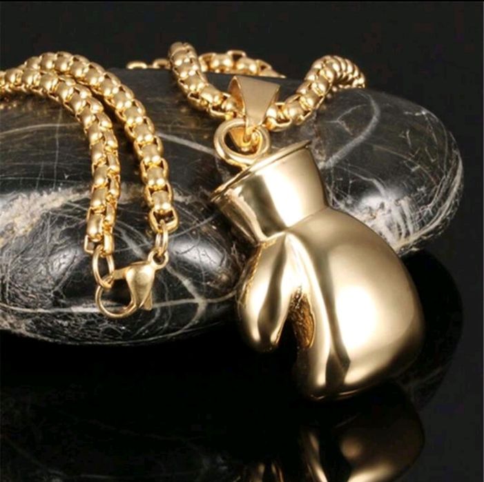 Colier cu forma unei mănuși de box.