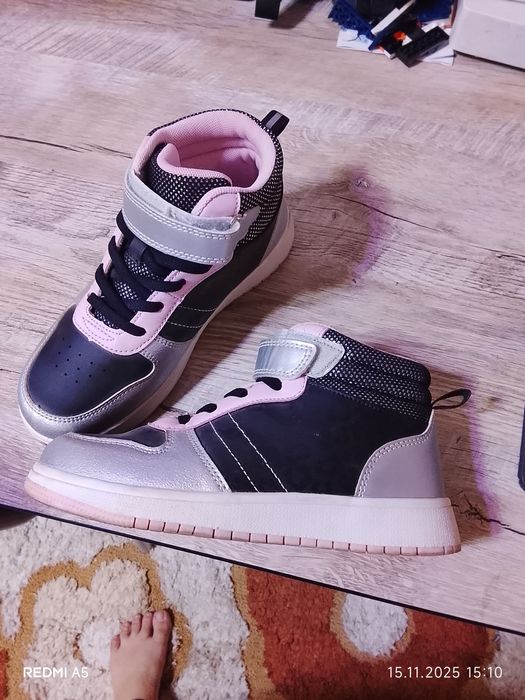 Продам кроссы на девочку