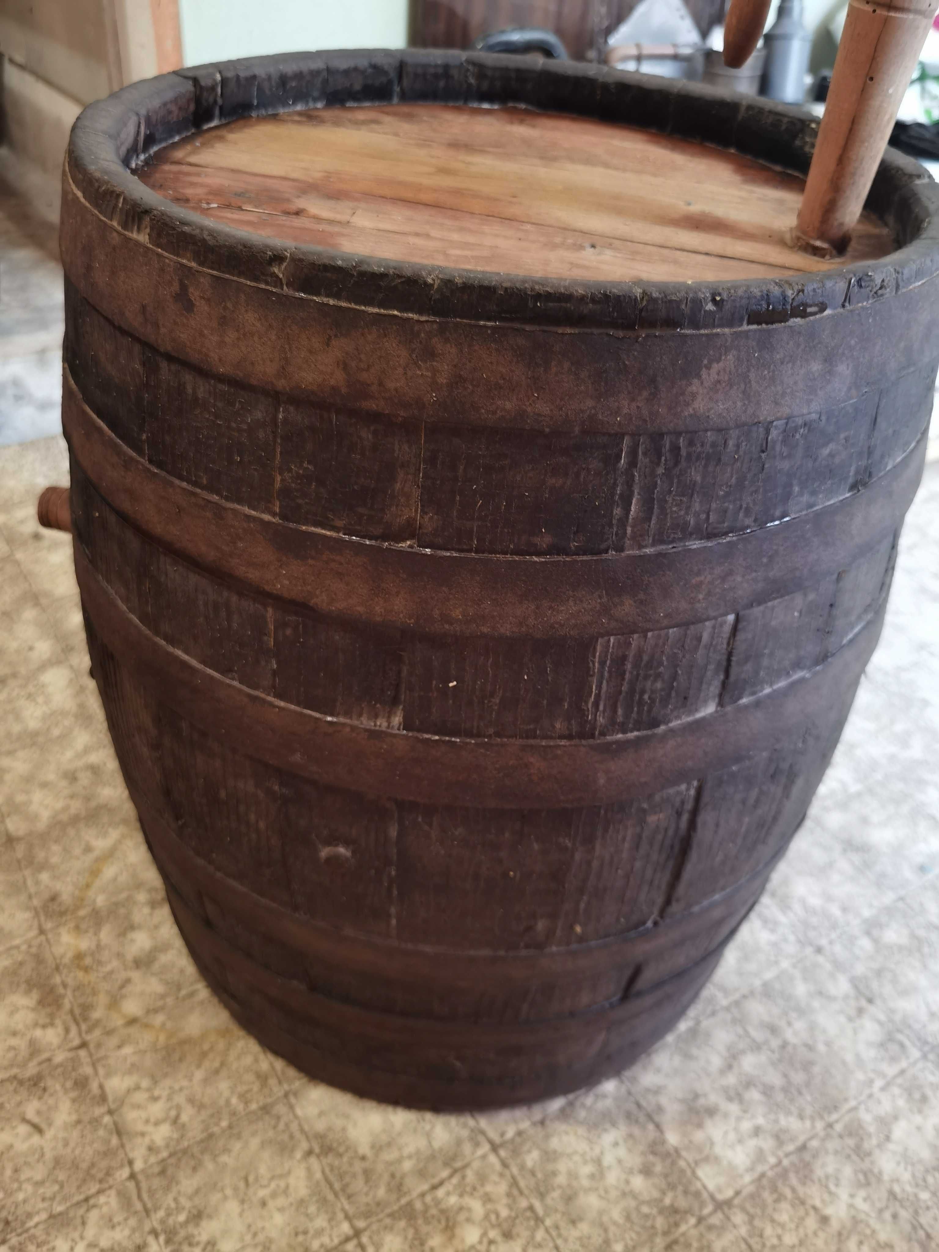 Продавам дъбово и пластмасово буре