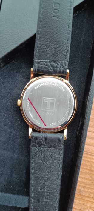 Продавам нов часовник ,, Tissot " Readers Digest