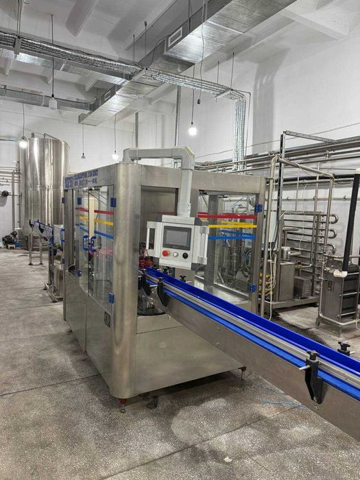 укупорочно-разливочная машина. China