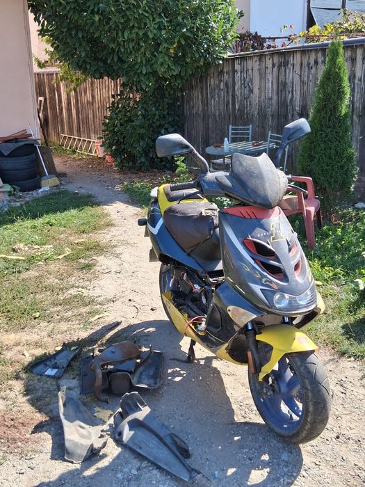 Vând Aprilia SR 50ditech sau schimb cu același scuter doar că le carbu