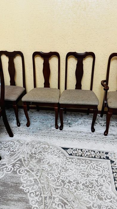 Продается стол и стулья и чехлы