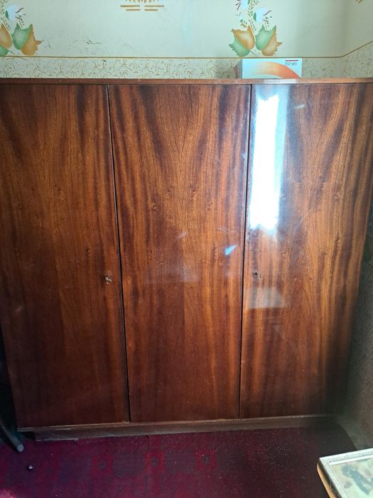 Стар трикрилен гардероб