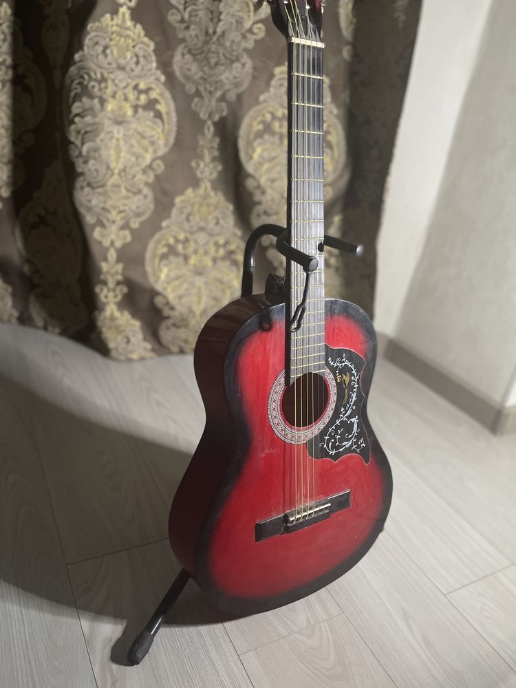 Акустическая гитара Sakura, в хорошем качестве , в комплект идет чехол