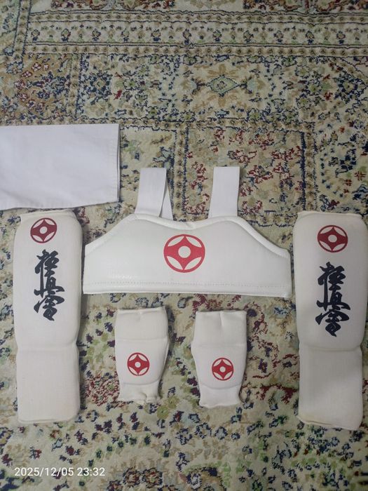 Срочно продам кимоно для каратэ с экипировкой