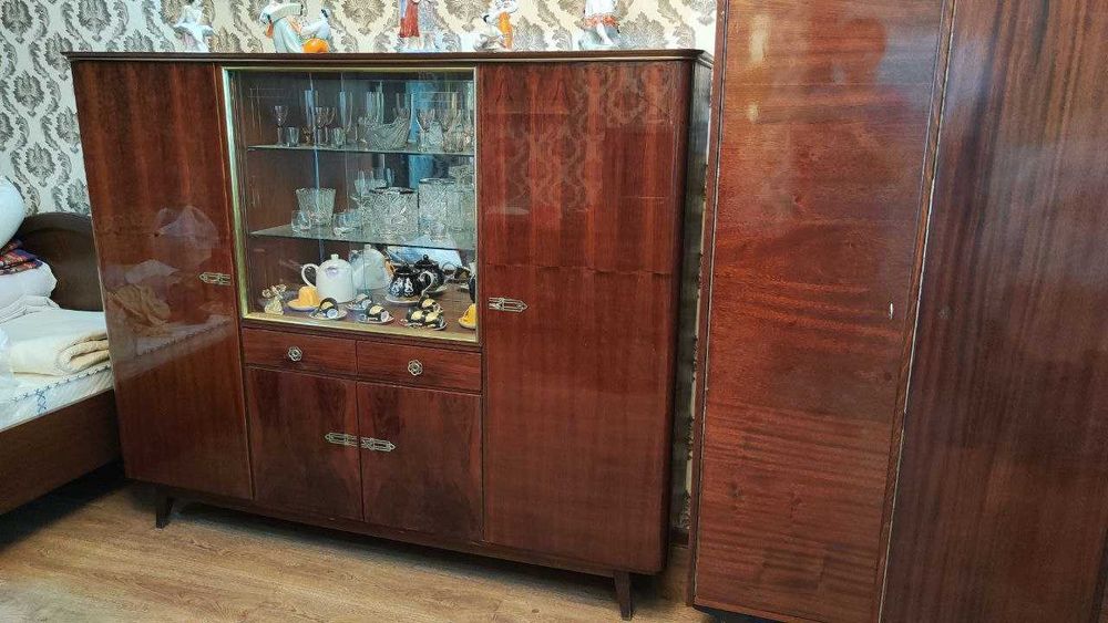 Хельга комплект - сервант и тумба, ГДР, в отличном состоянии