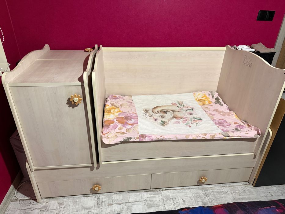 Бебешко легло с решетка и люлеещ механизъм