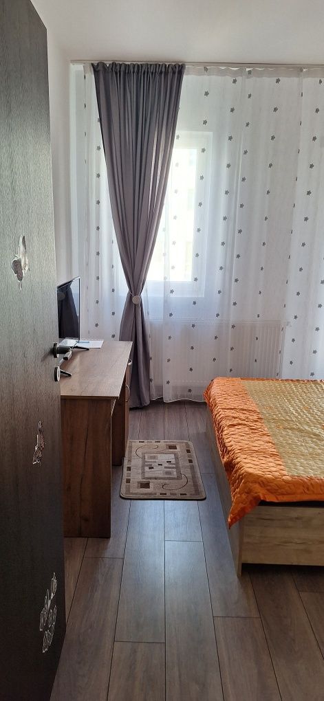 Închiriez studio