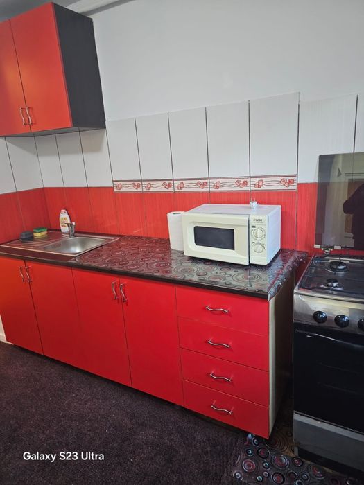 Proprietar inchiriez apartament 3 camere, decomandat, situat central i