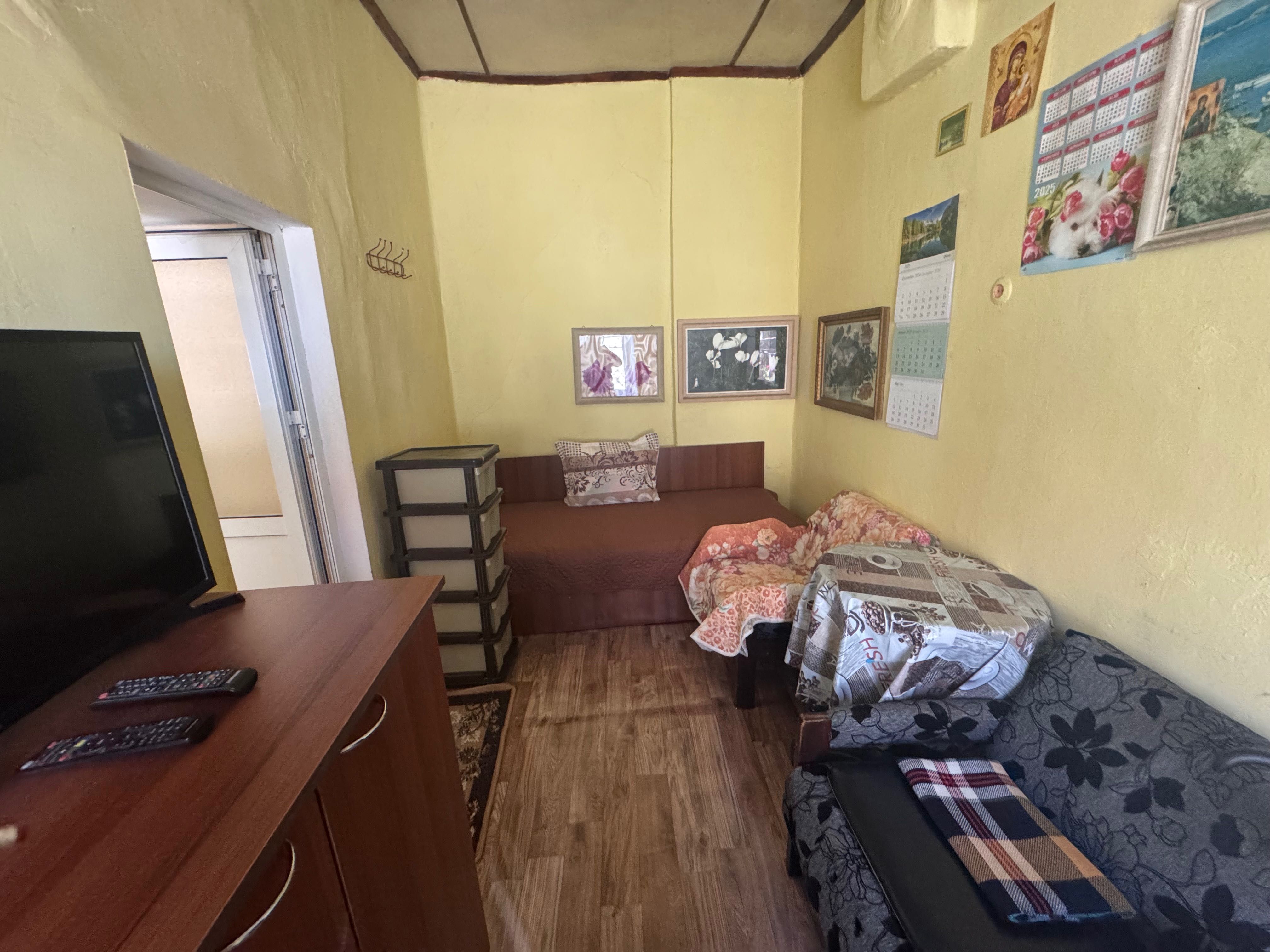 2 къщи с общо дворно пространство. Село Бреница, община Кнежа