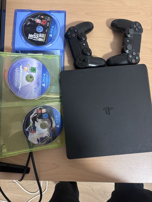 Ps4slim 1 TB, 2 джойстика + игри.