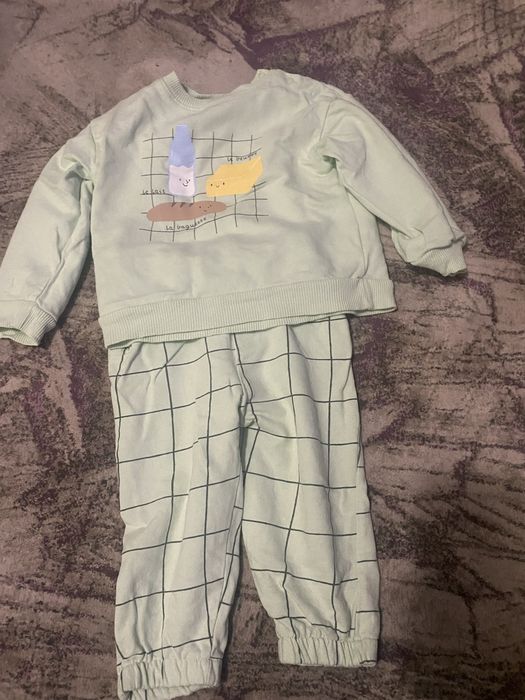 Lot hainute bebe aproape noi