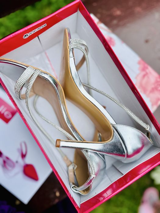 Pantofi eleganti cu pietre si toc