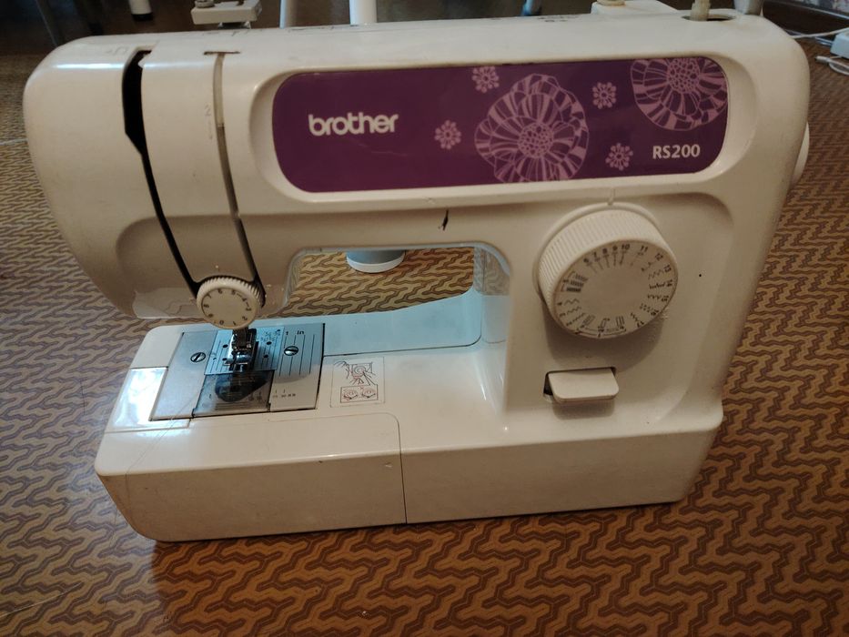 Продам электрическую швейную машинку