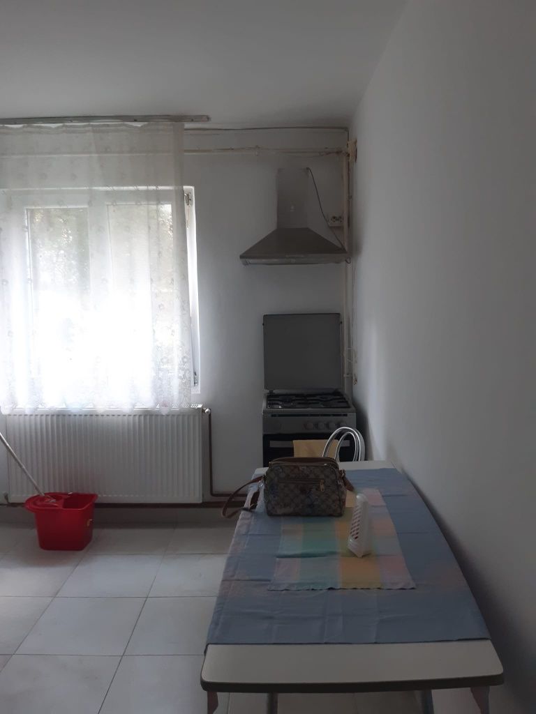 Vand apartament zona biserica Sf.Gheorghe parter