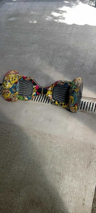 Vând hoverboard cu design colorat, stare bună