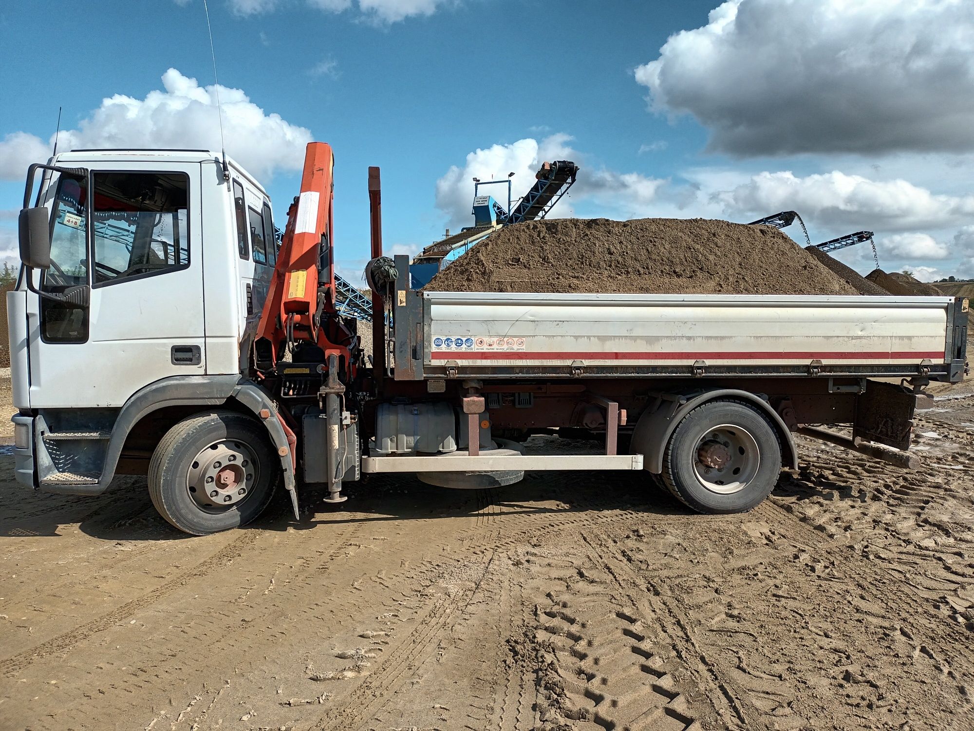 Inchiriez buldoexcavator,camion cu macara basculabil