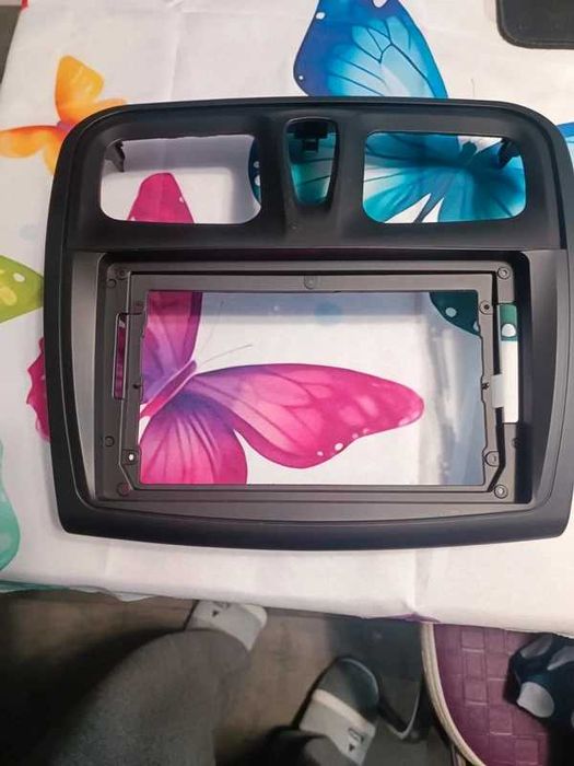 Vând masca pentru navigație 9 Inch pentru Dacia Logan 2