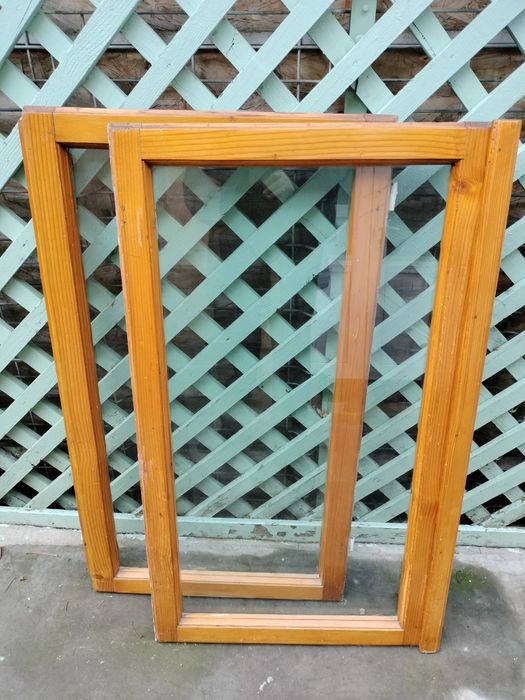 Vând două cercevele.