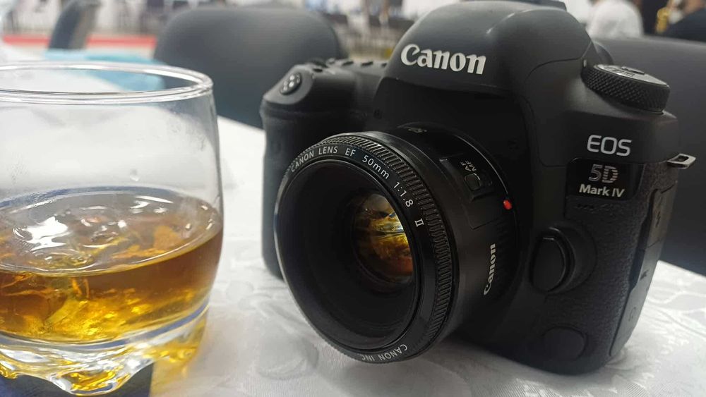 Canon 5D Mark IV + 50 mm f/1.8 + accesorii – stare foarte bună