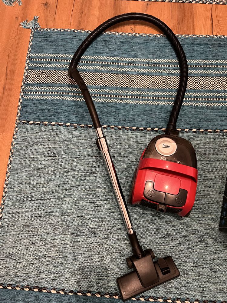 Aspirator fara sac Beko rosu