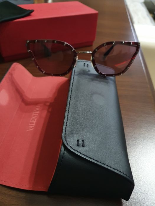 Vand ochelari de soare Valentino