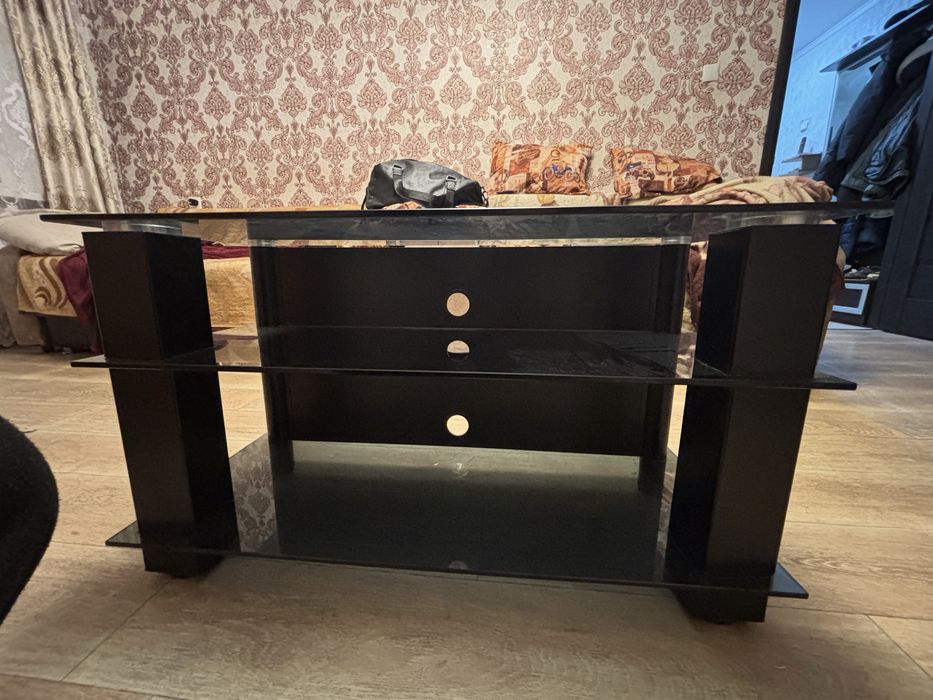 Продам стеклянную тумбочку