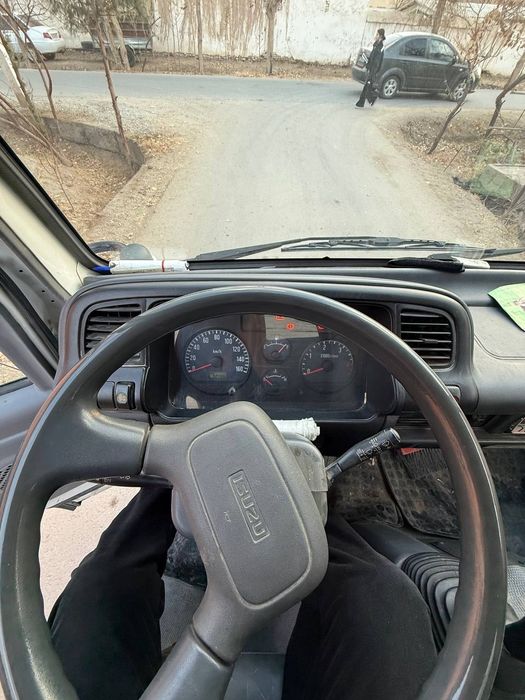 Isuzu NKR55 2.5tonnalik