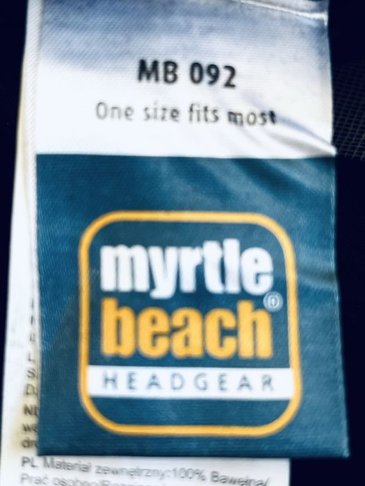 Модерна черна шапка бейзболка