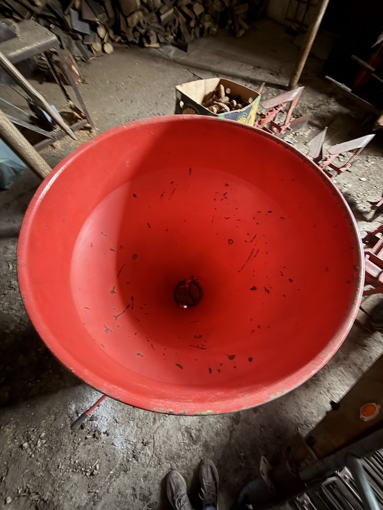 MIG - Imprastiat Azot - Distribuitor Ingrasamant 300/600 l - Amazone