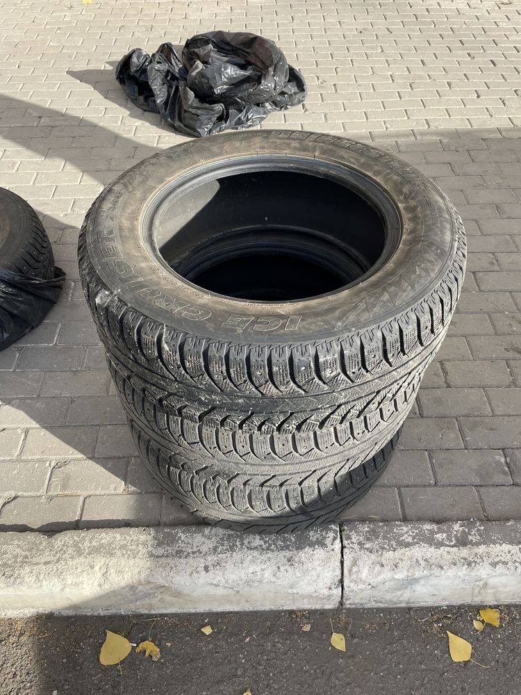 зимние шины 2 шт и 1 титановый диск