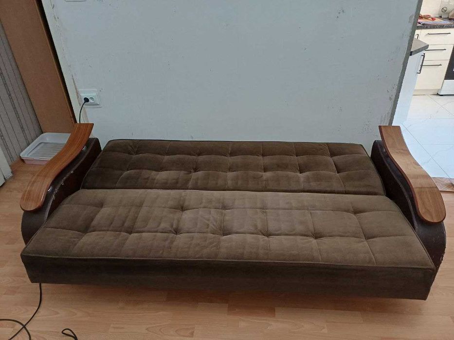 Продам диван с 2 креслами.