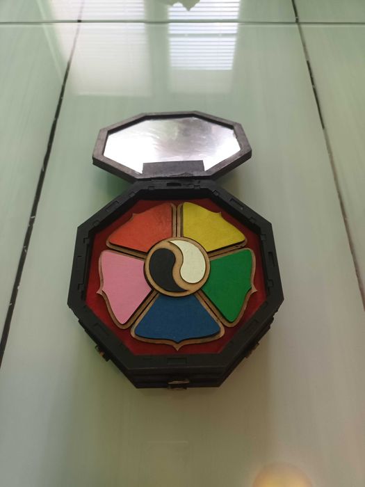 Дървена кутия за чудотворци на майстор Фу