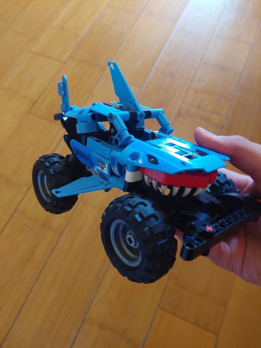 Masina lego tehnic megalodon cu pull back