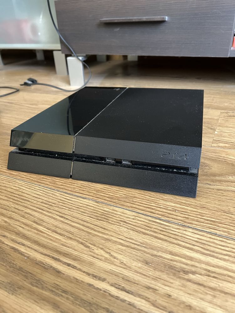 Playstation 4 + 2 контролера + игри
