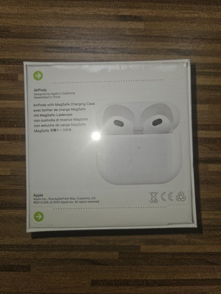 Безжични Bluetooth слушалки Apple AirPods 3