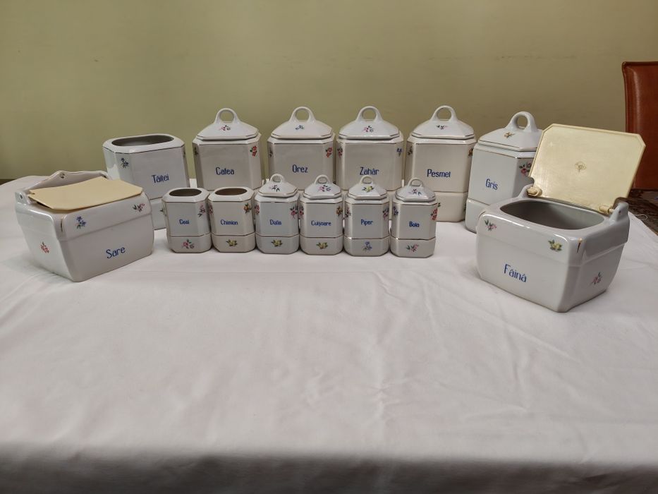 Recipiente vechi pentru condimente – set vintage de bucătărie