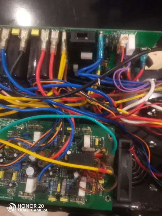 мощен кросоувър за субуфер и вграден усилвател