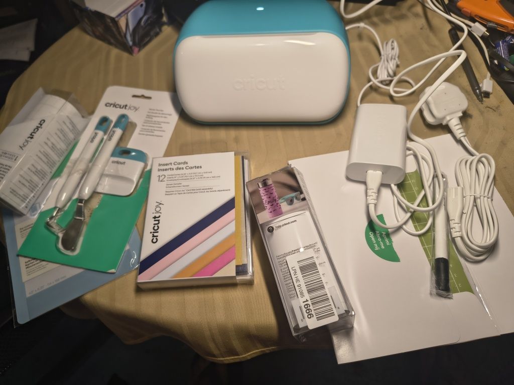 Cricut Joy реже, пише и фолира.