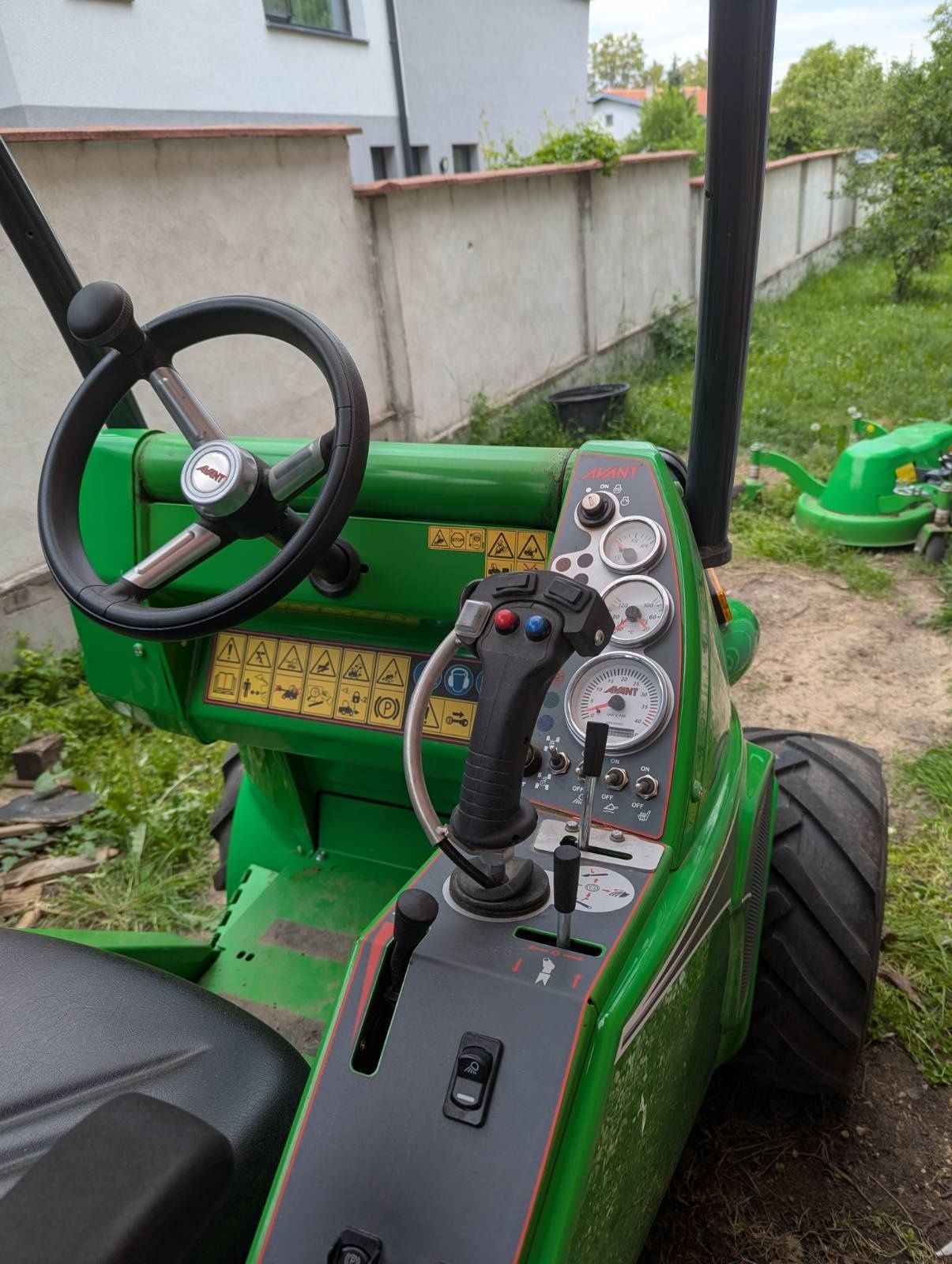 Трактор Avant 528