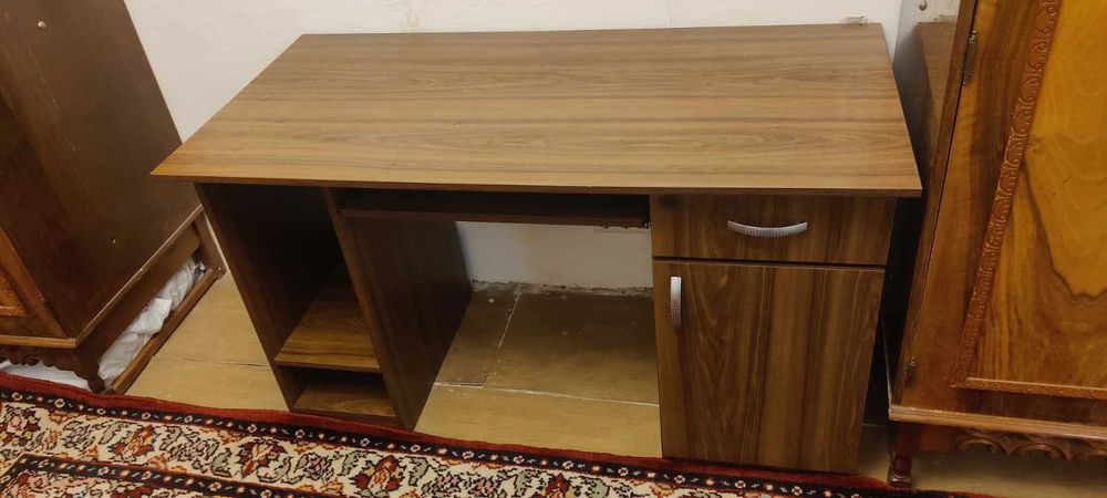 Birou de calculator cu rafturi, sertare si tava tastatura