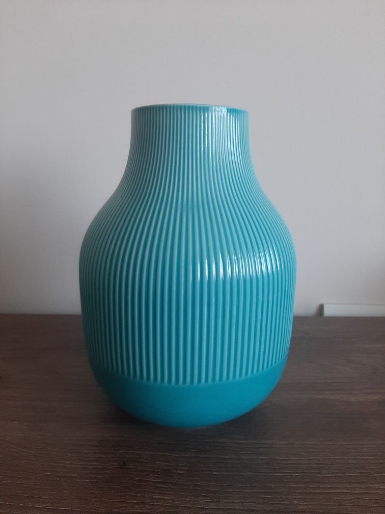 Красивая голубая ваза