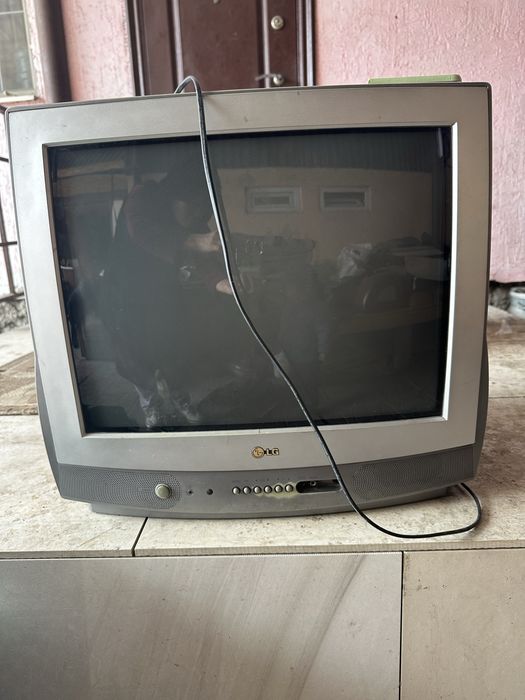 телевизор рабочий в хорошем состоянии