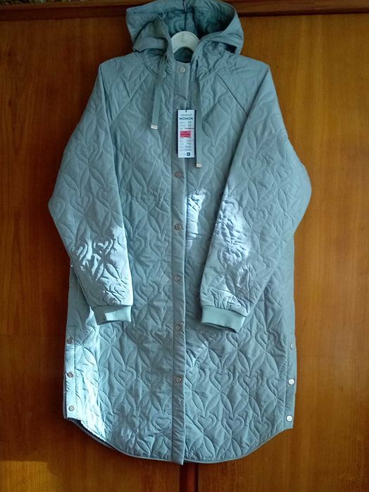 Ново, необличано  дамско олекотено яке. Цвят МЕНТА.