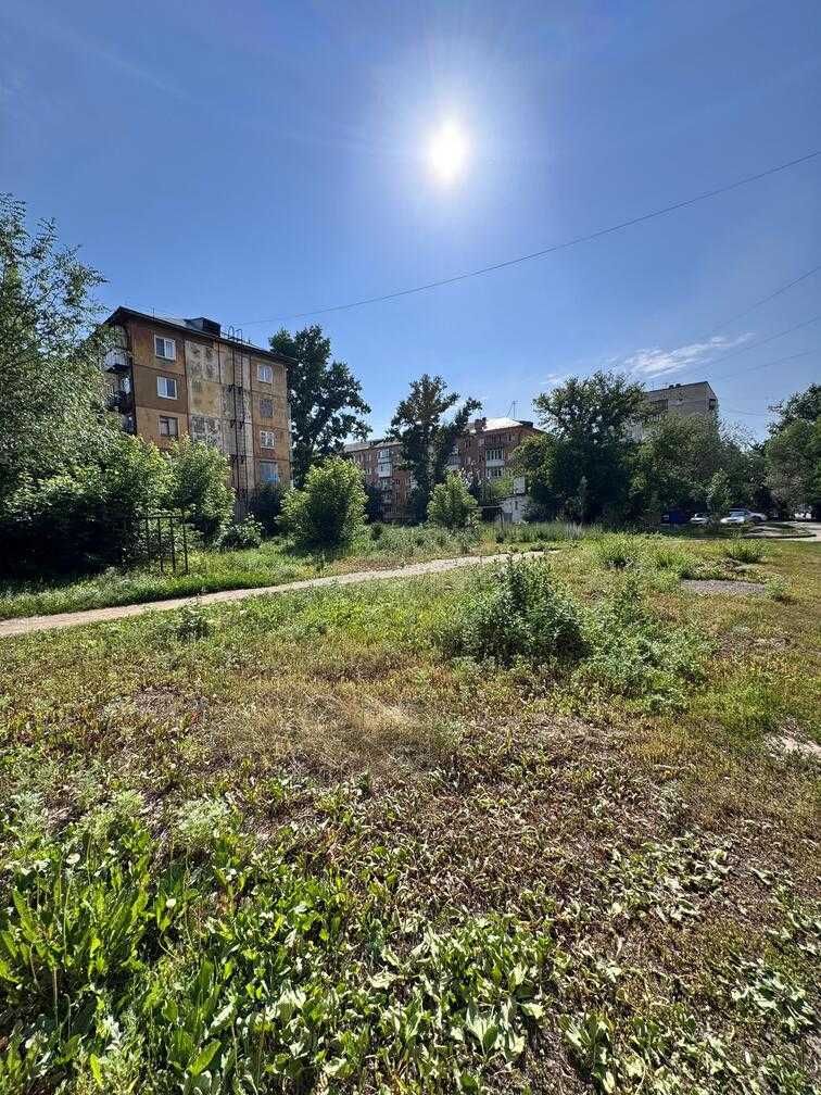 Продаётся 3-х комн квартира в центре города в кирпичном доме. 2 этаж.